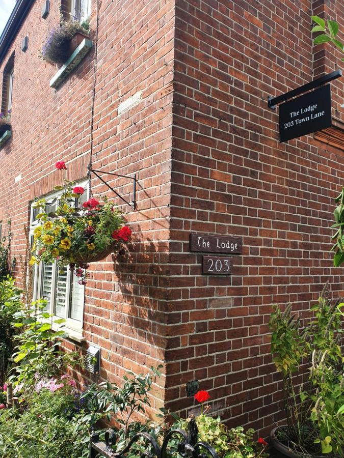 The Lodge Stanwell Exterior foto